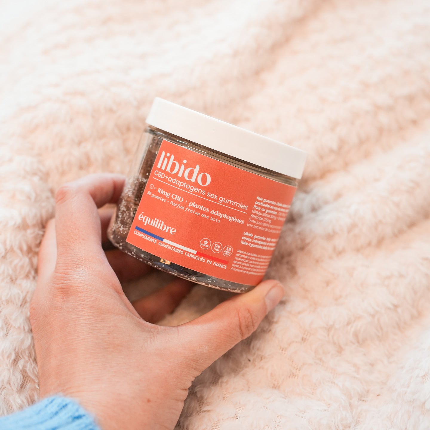 Gummies au CBD en forme de fraise des bois, texture brillante.