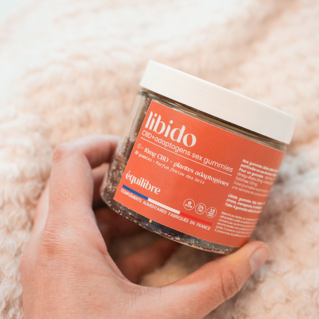 Gummies au CBD en forme de fraise sur fond blanc