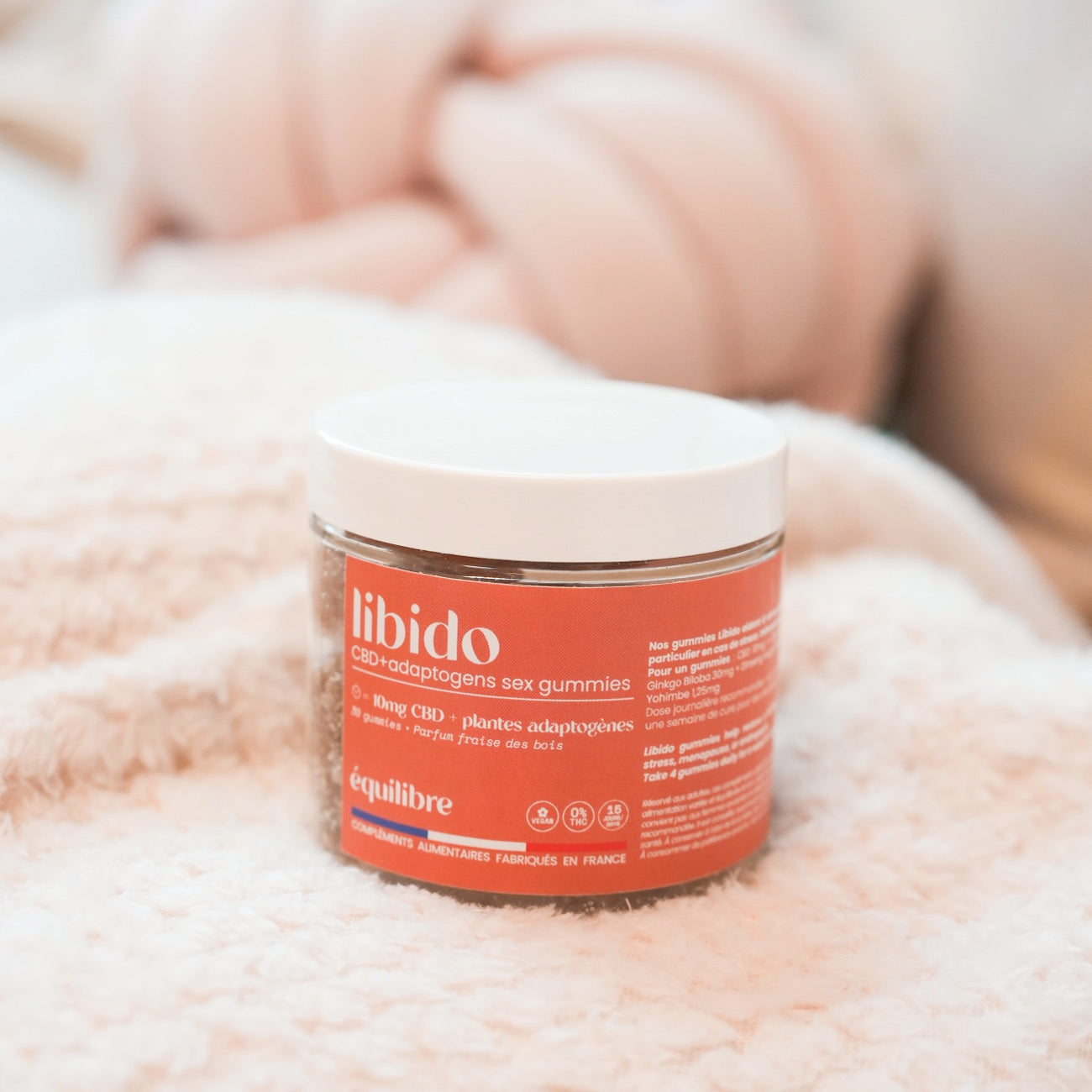 Gummies au CBD fraise des bois en gros plan, texture juteuse.
