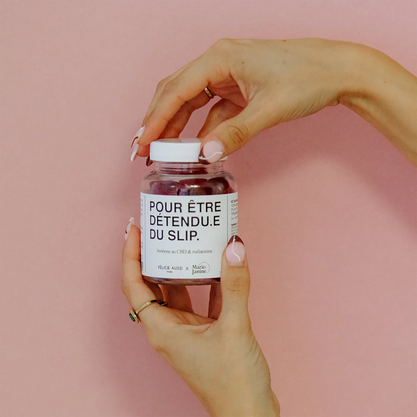 Gummies relaxants en forme de fruits rouges sur fond clair.