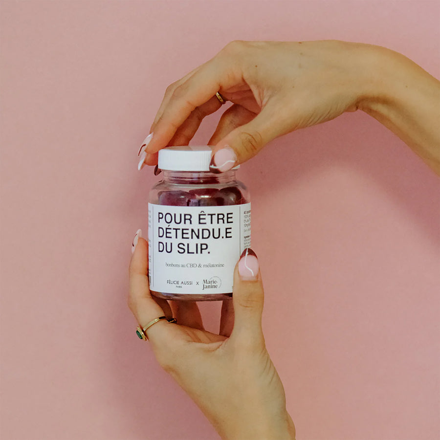 Gummies relaxants en forme de fruits rouges sur fond clair.