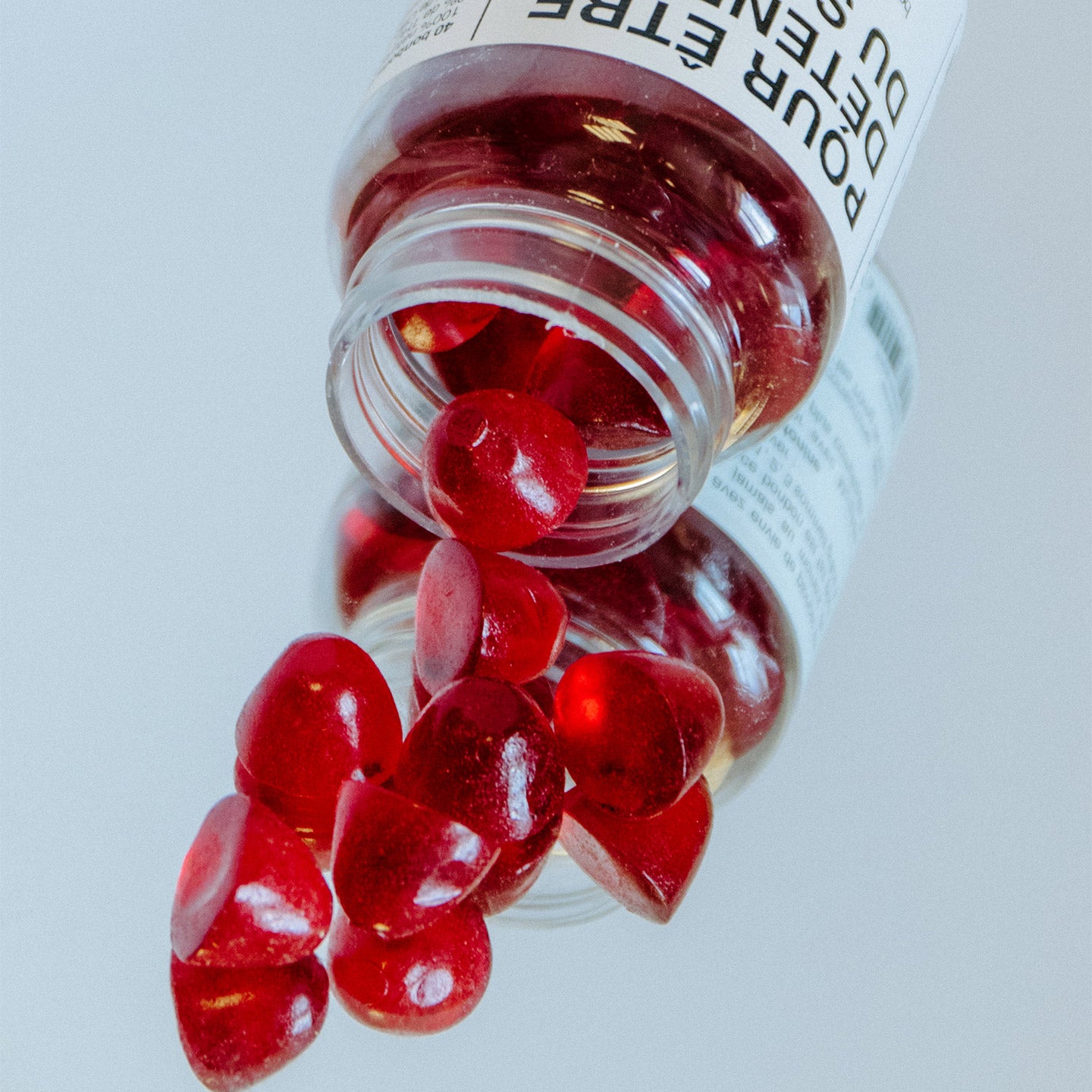 Gummies relaxants aux fruits rouges, texture gélifiée brillante.