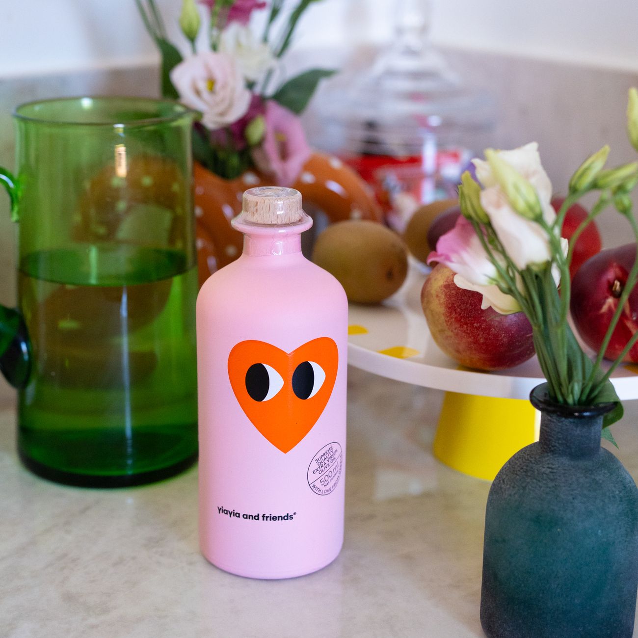 Bouteille d'huile d'olive avec motif cœur sur fond clair.