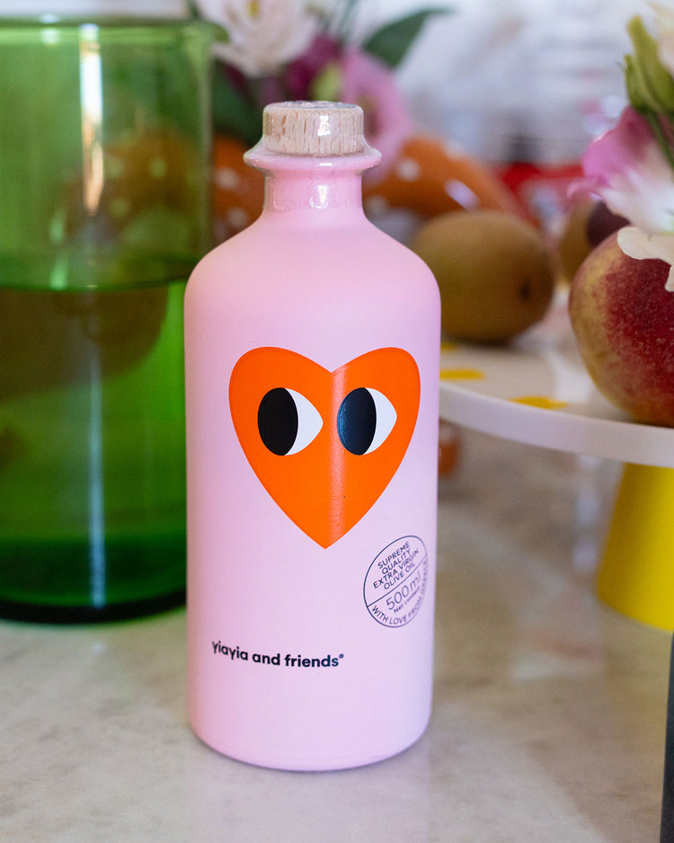 Bouteille d'huile d'olive avec motif cœur sur l'étiquette.