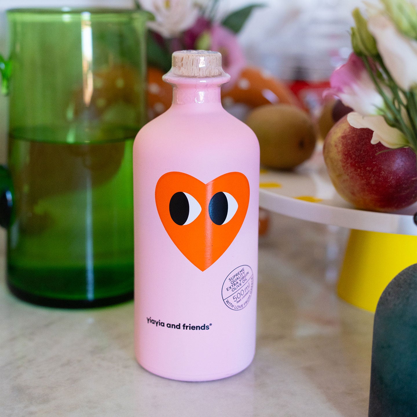 Bouteille d'huile d'olive avec motif cœur sur l'étiquette.