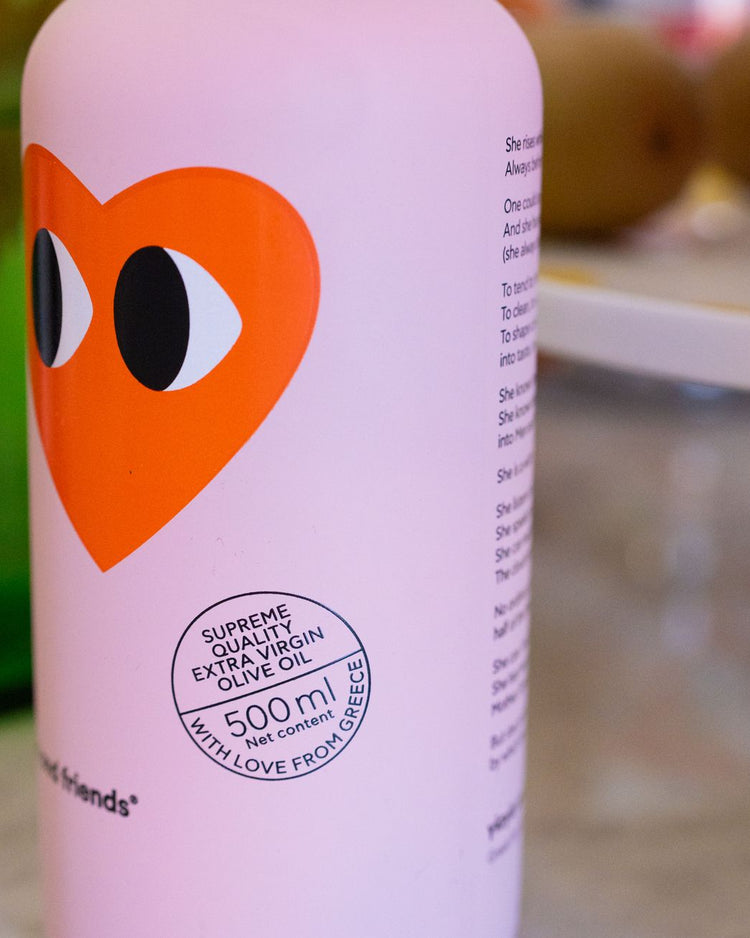 Bouteille d'huile d'olive avec motif cœur sur l'étiquette.
