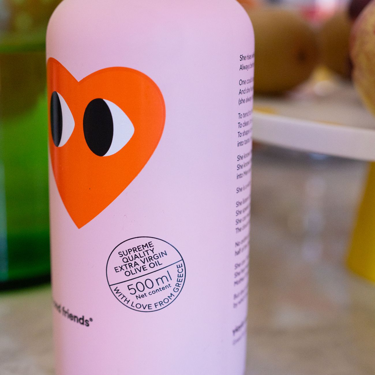 Bouteille d'huile d'olive avec motif cœur sur l'étiquette.