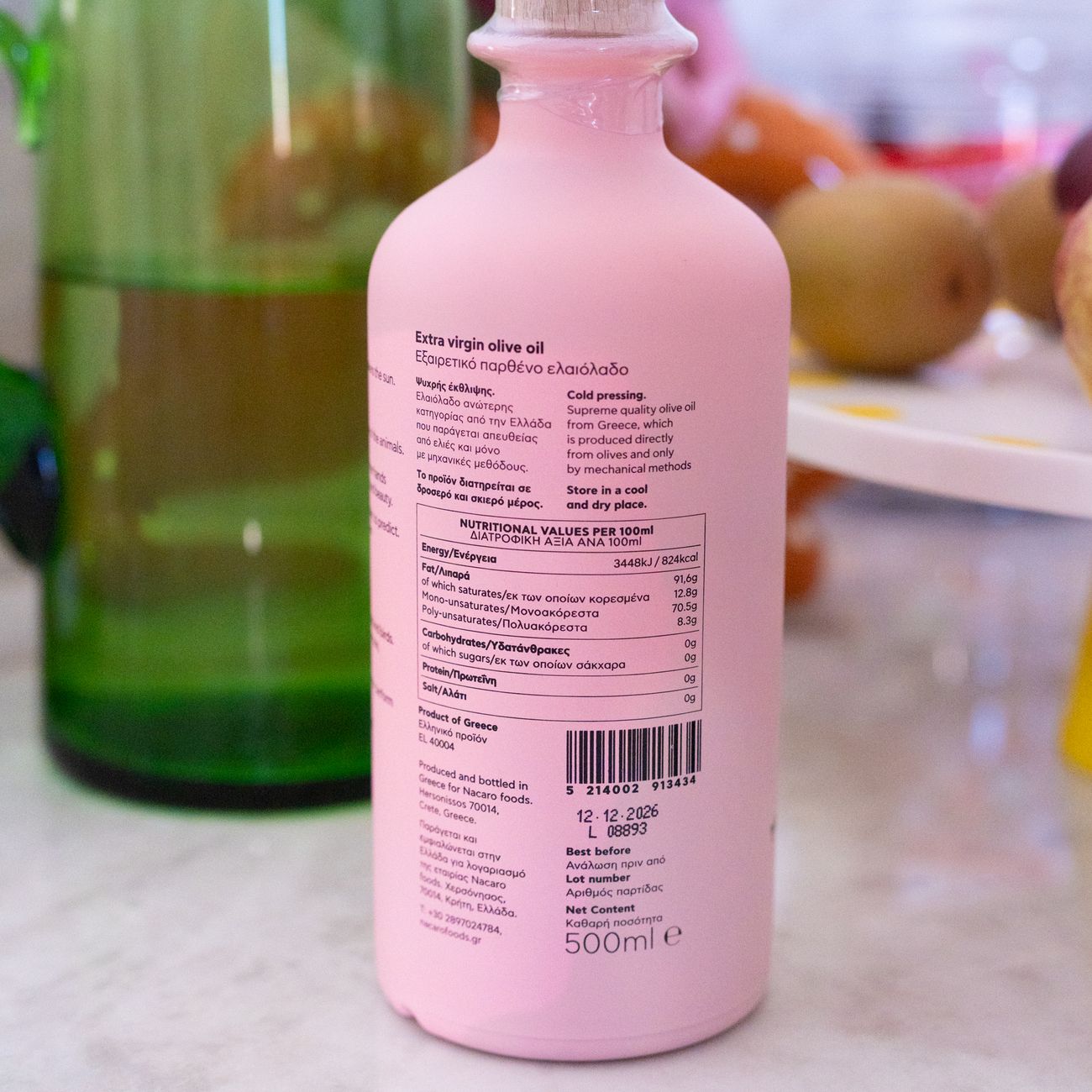 Bouteille d'huile d'olive avec motif cœur sur fond clair.