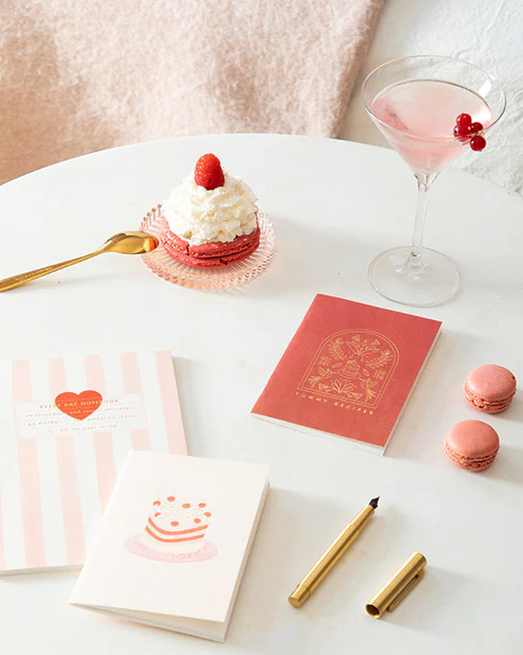 Carnet rayé rose avec motif cœur rouge sur la couverture