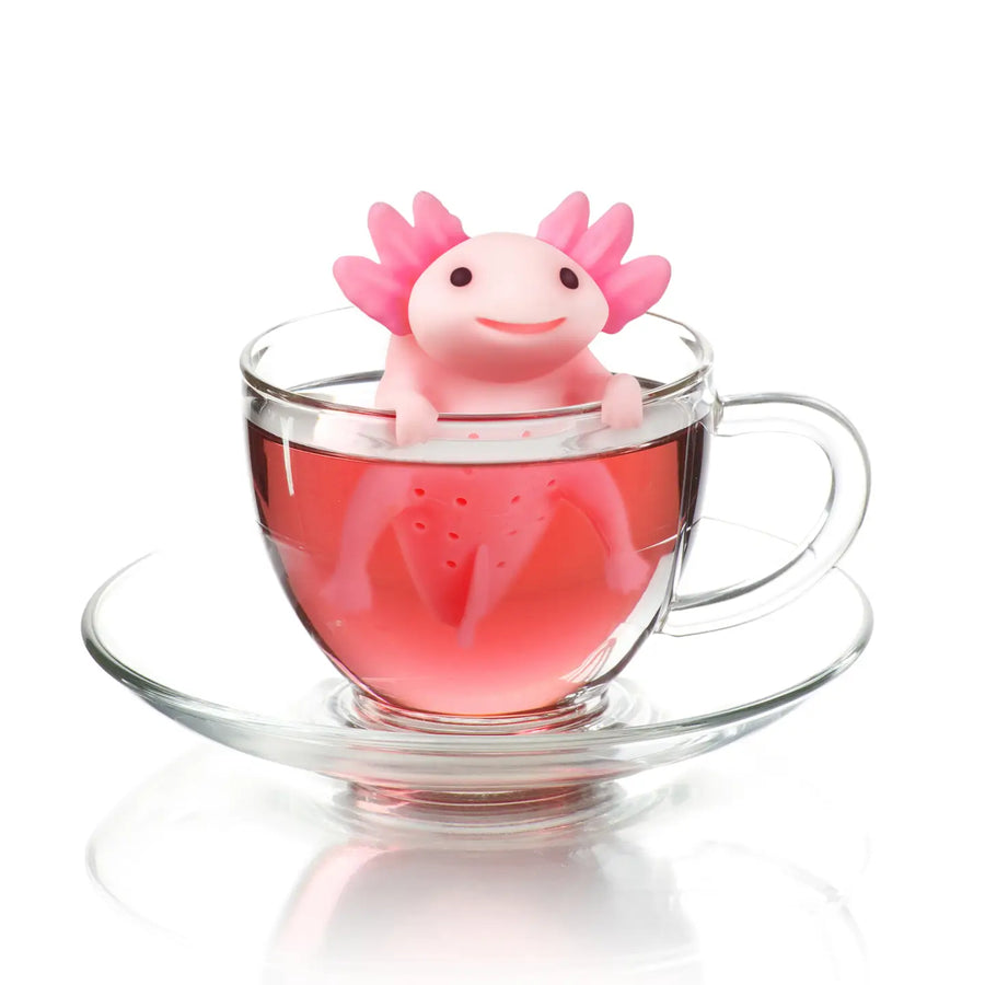 Infuseur à thé axolotl suspendu au bord d'une tasse