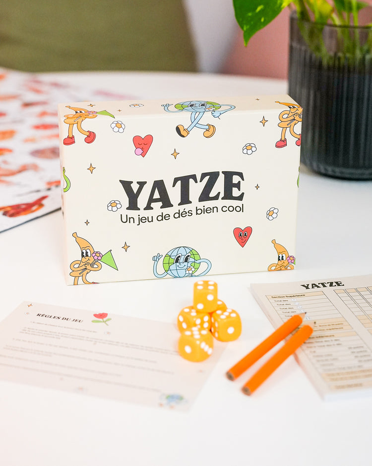 Boîte de jeu de Yahtzee avec dés colorés en vue de dessus.