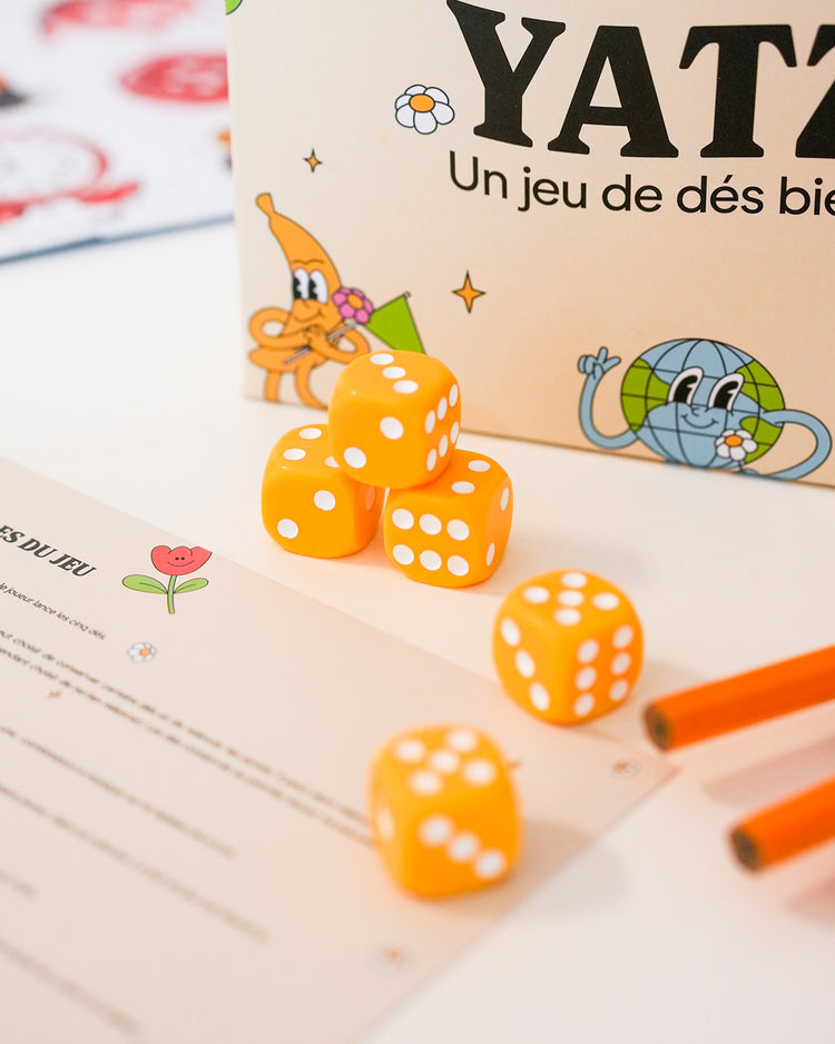 Boîte de jeu de Yahtzee avec dés colorés en vue de dessus.