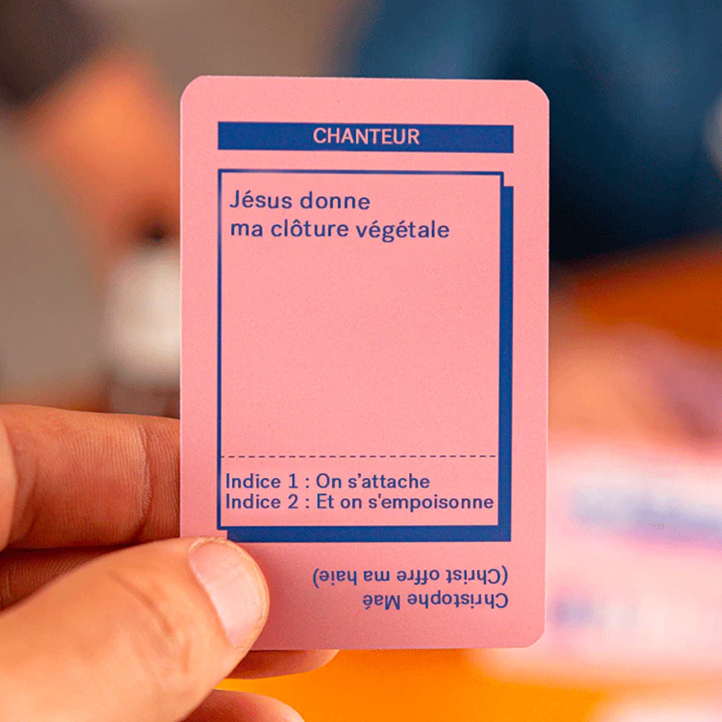 Vue rapprochée de l'enclume, jeu avec design robuste.