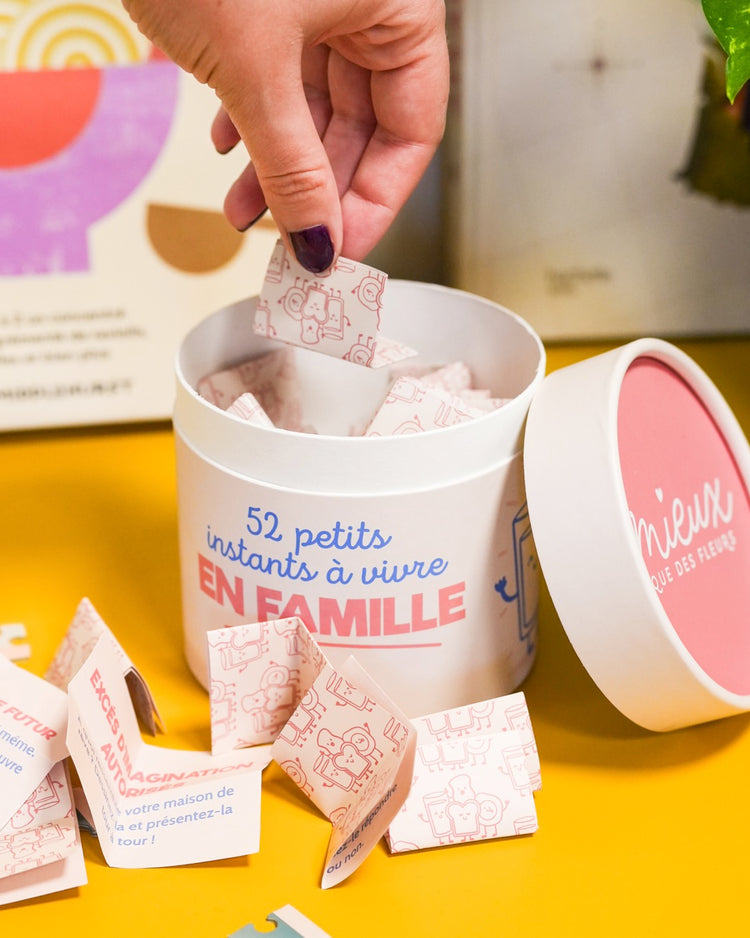 Couverture du jeu avec illustrations colorées et joyeuses.