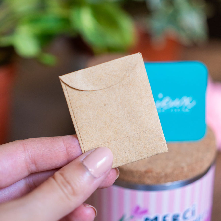 Kit à planter avec coquelicots, vue de dessus sur les graines.