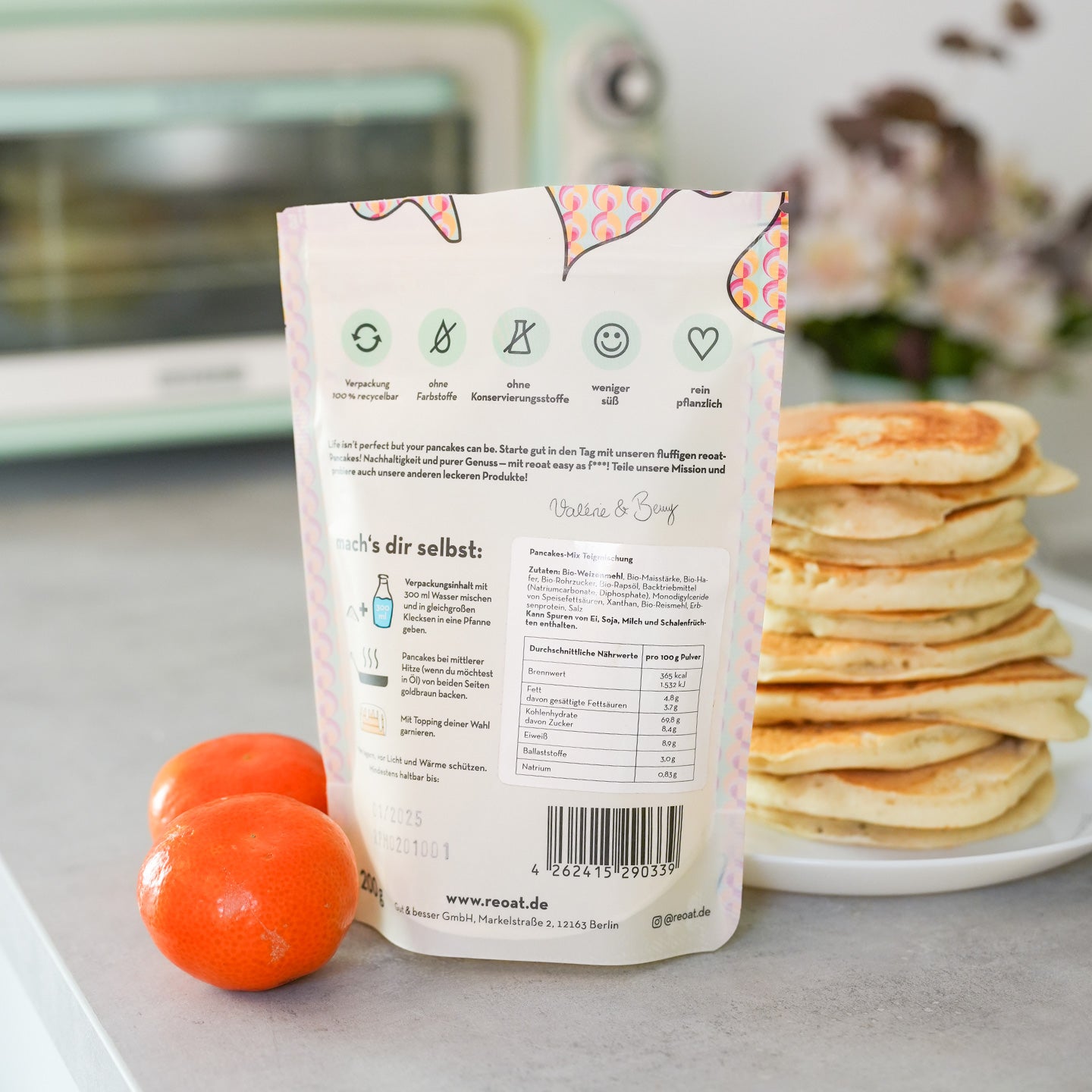 Kit DIY pancakes avec ustensiles et mélange en vue aérienne.
