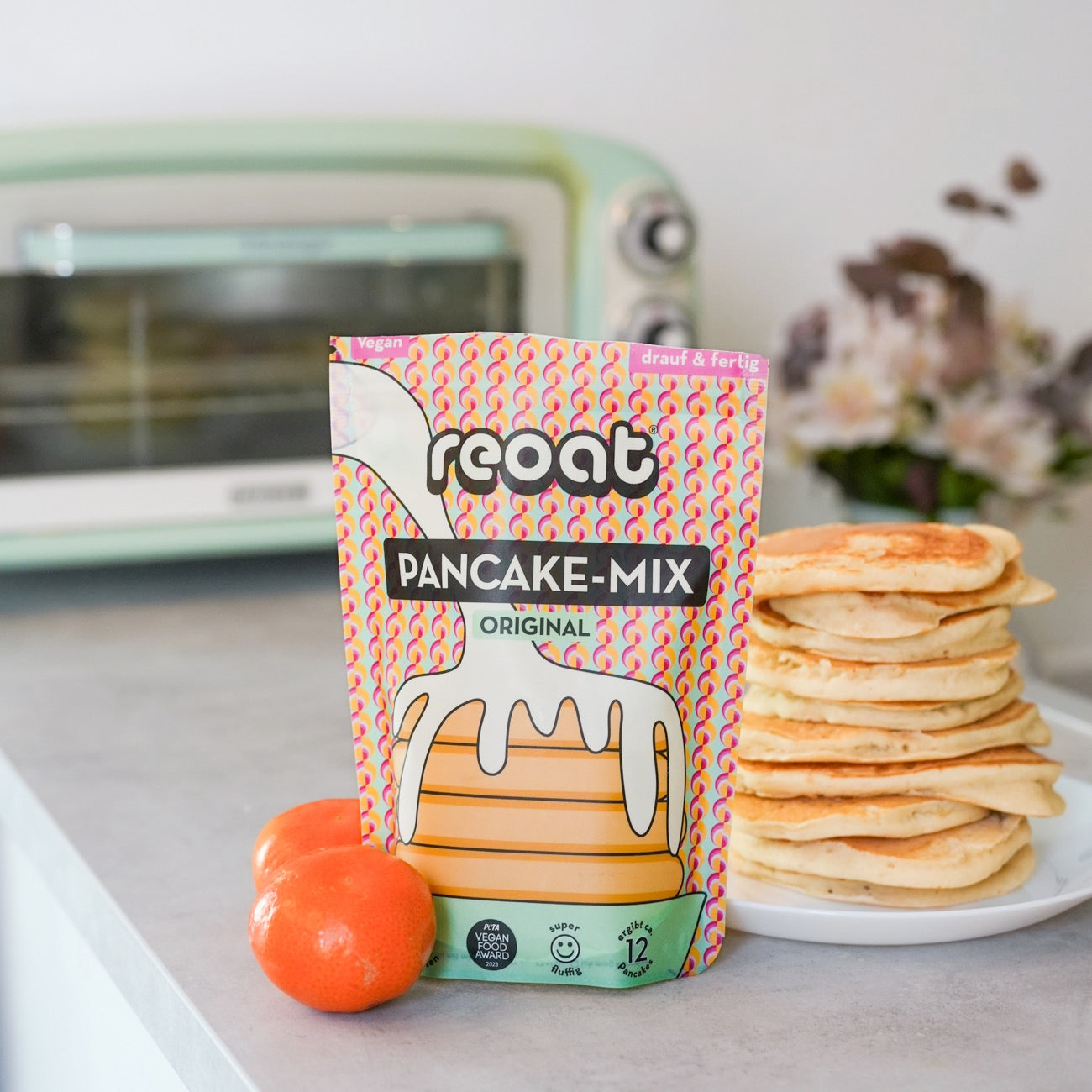 Kit DIY pancakes avec ustensiles et mélange en vue aérienne.