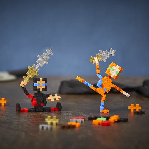 Kit de construction Ninja avec pièces colorées en détail