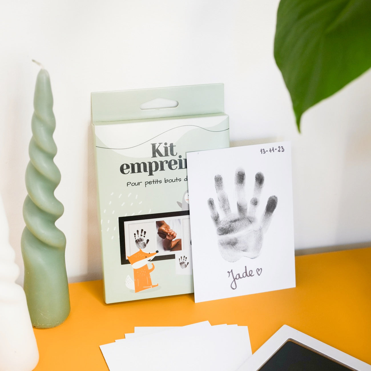 Kit d'empreinte de bébé avec détails des empreintes sur fond clair.