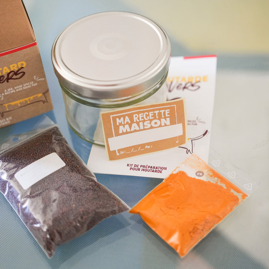 Kit DIY pour moutarde avec épices bio sur fond clair