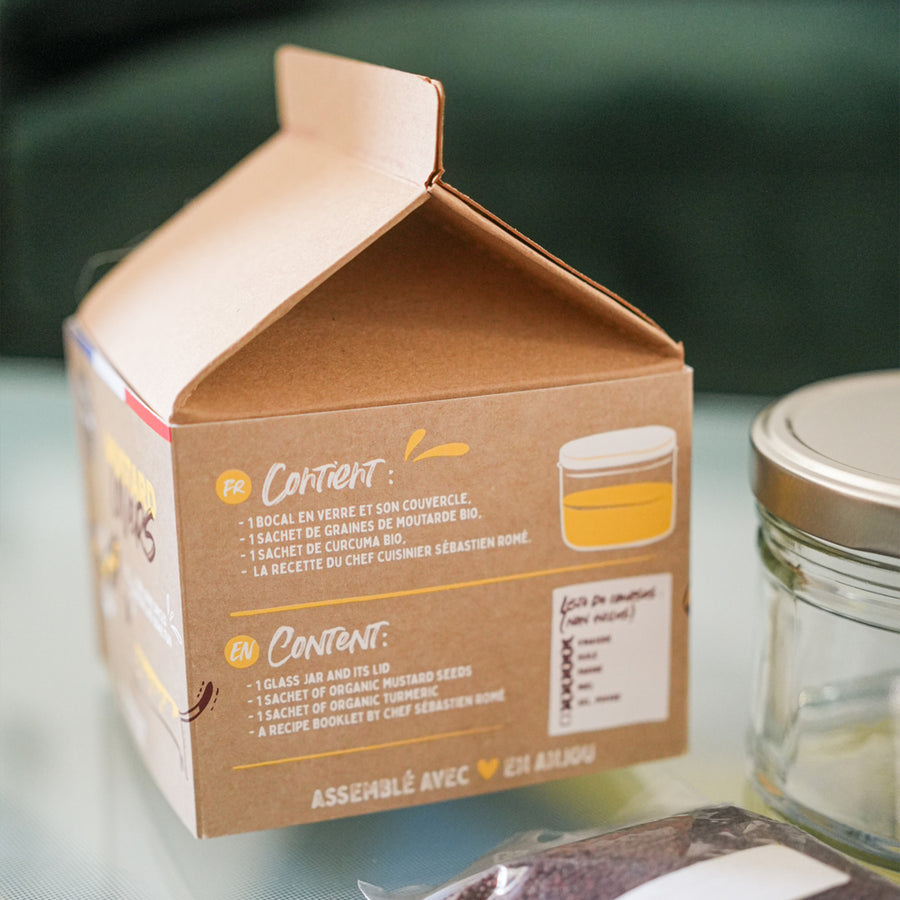 Kit DIY pour moutarde avec épices bio sur fond clair