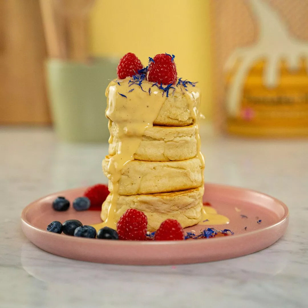 Kit DIY pancakes avec ustensiles et mélange en vue aérienne