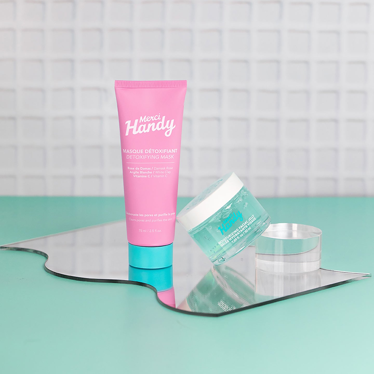 Coffret de soin visage avec chouchou en tissu et produits variés.