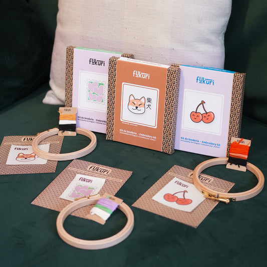 Coffret de broderie Kawaii avec motifs colorés et outils inclus.
