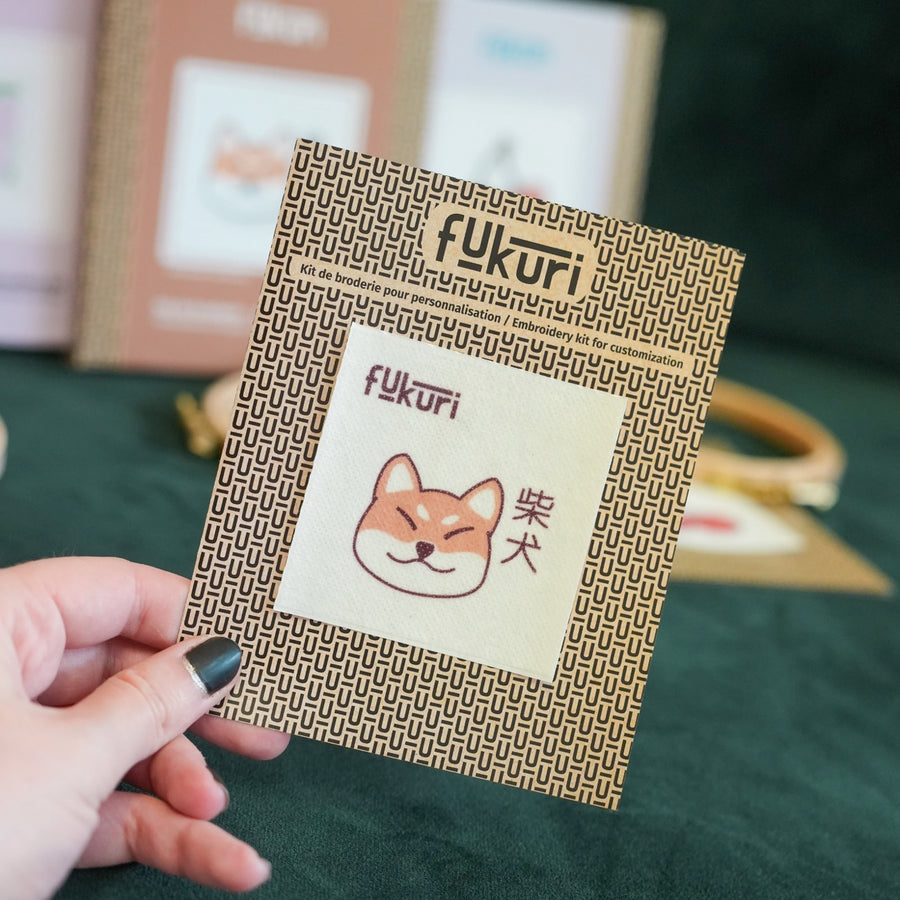 Coffret de broderie Kawaii avec motifs colorés et outils inclus.