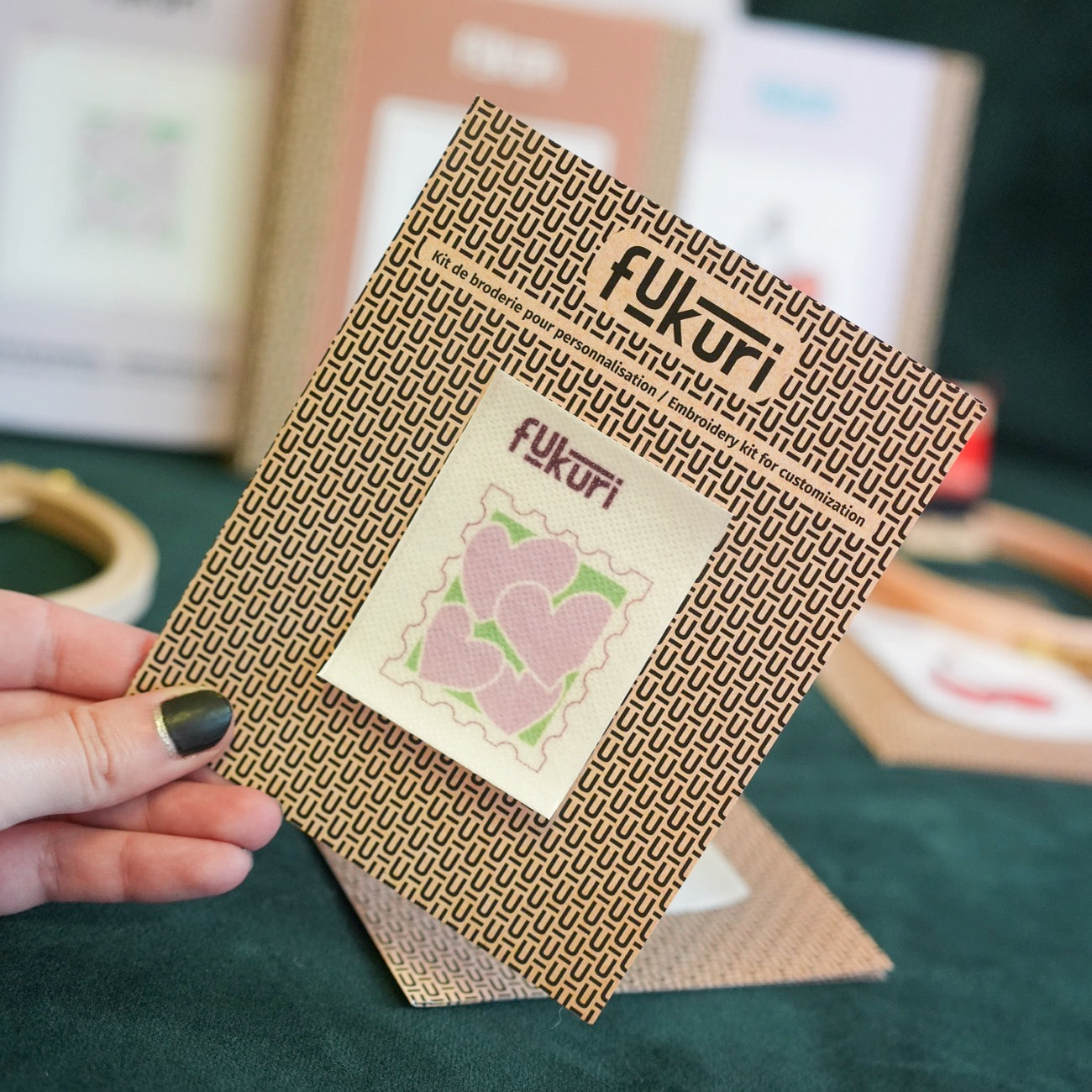 Coffret de broderie Kawaii avec motifs colorés et outils inclus.