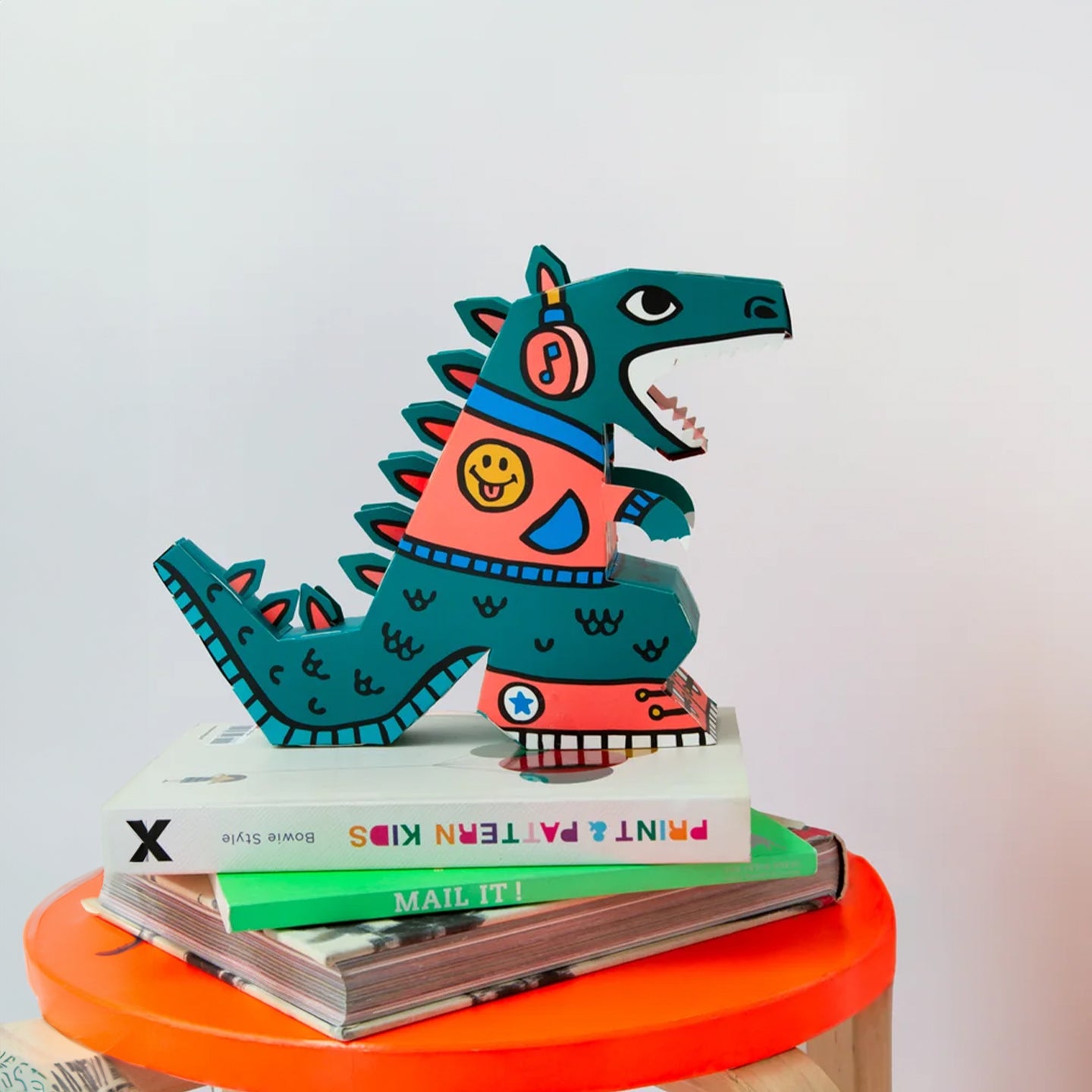 Lampe 3D dinosaure en kit, vue de face avec détails du design.