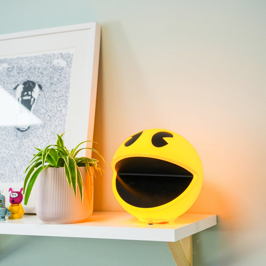 Lampe Pac-Man avec télécommande, vue de côté, éclairage doux.