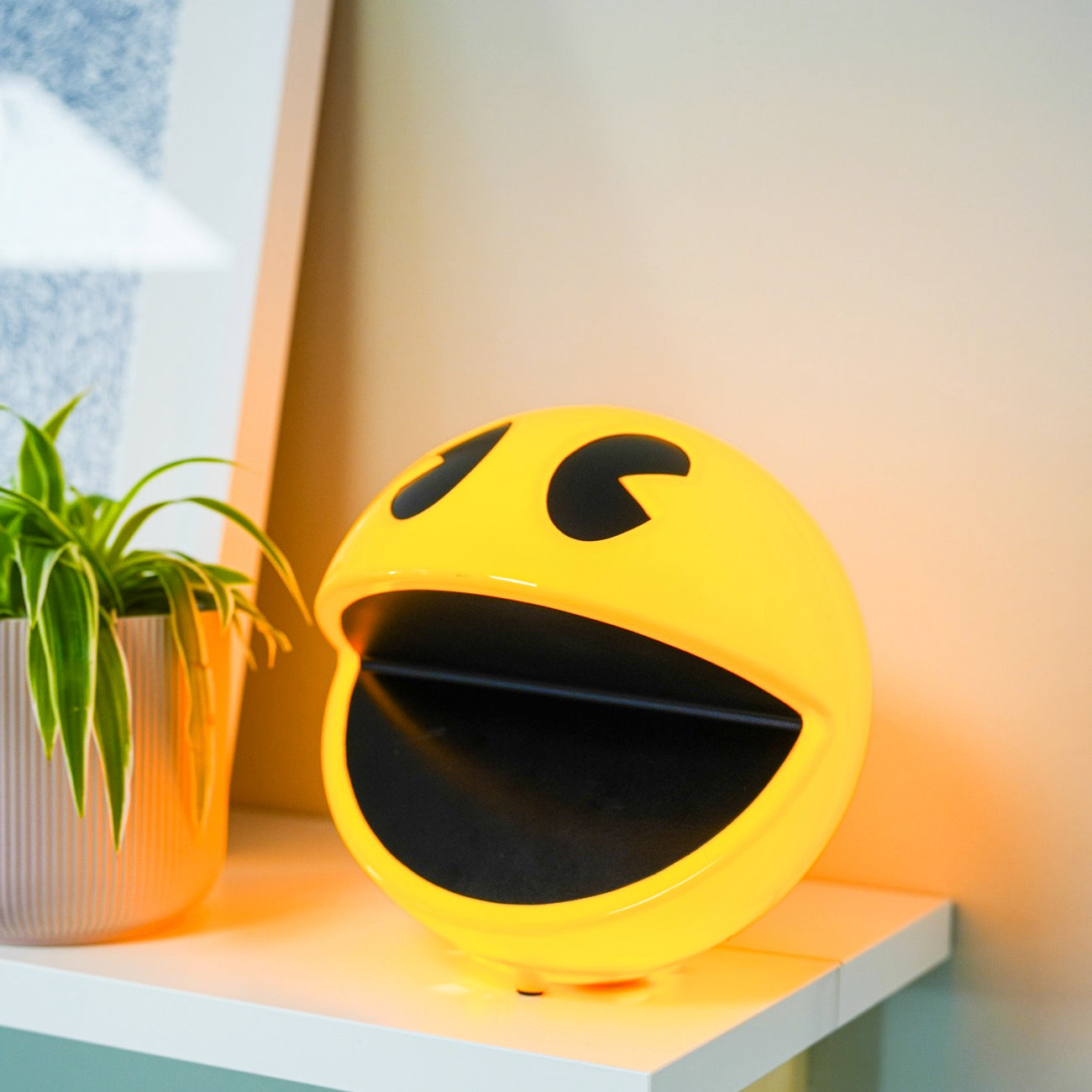 Lampe Pac-Man avec télécommande, vue de côté, éclairage doux.