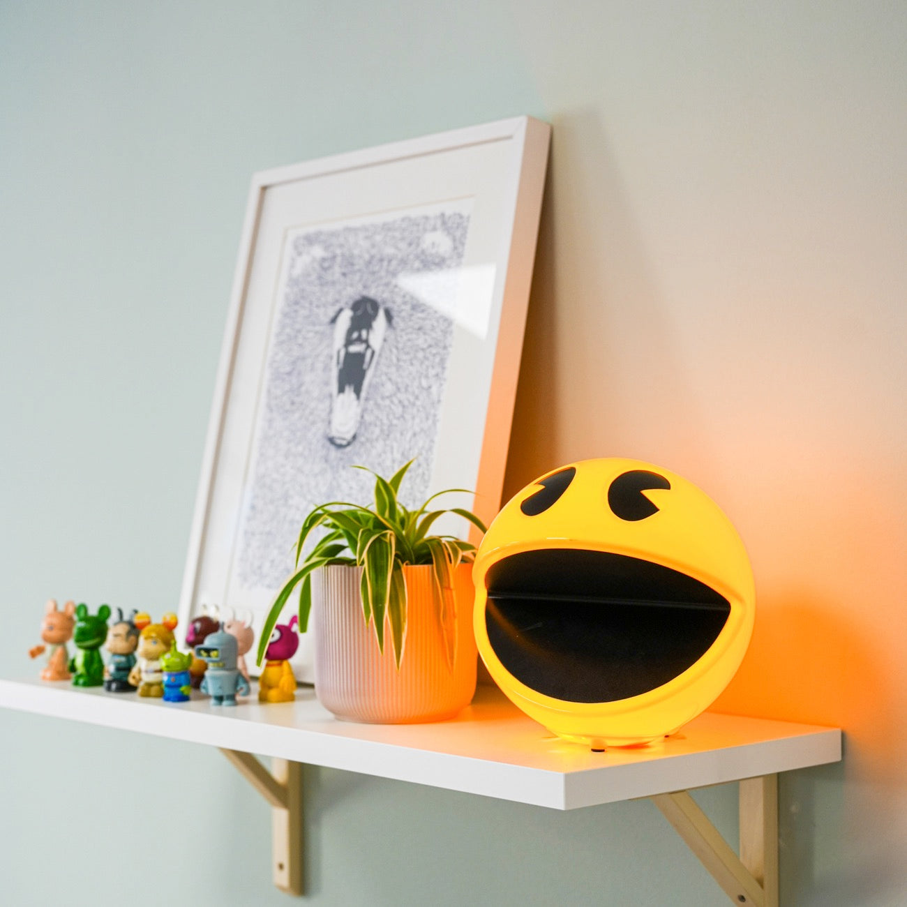 Lampe Pac-Man avec télécommande, vue de face et éclairage allumé.