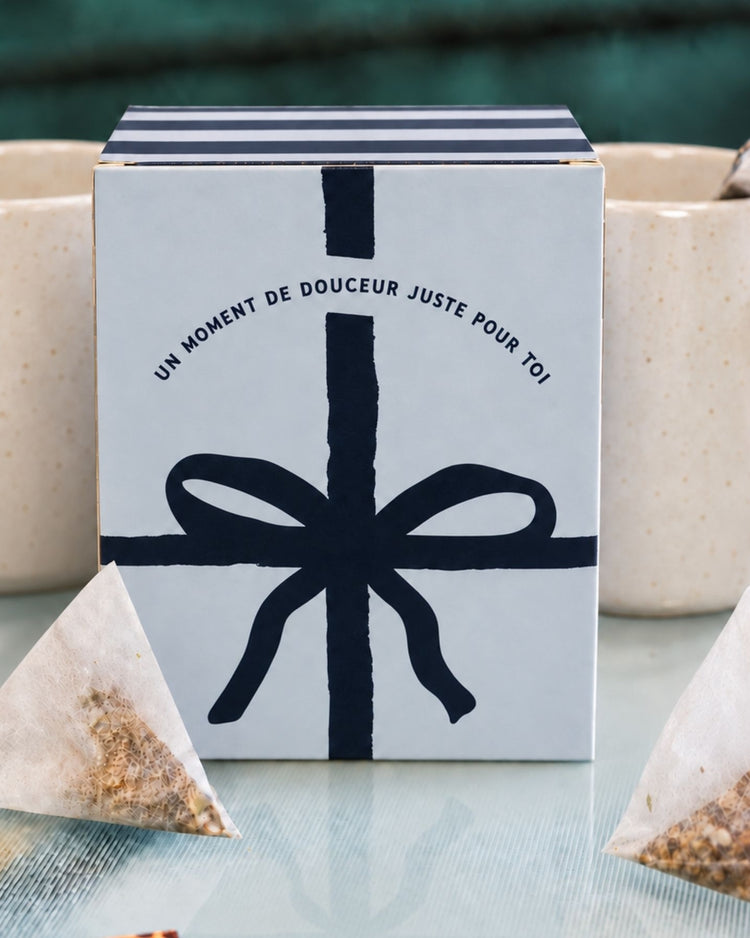 Boîte bleue du Thé des Gros Câlins avec infusettes visibles