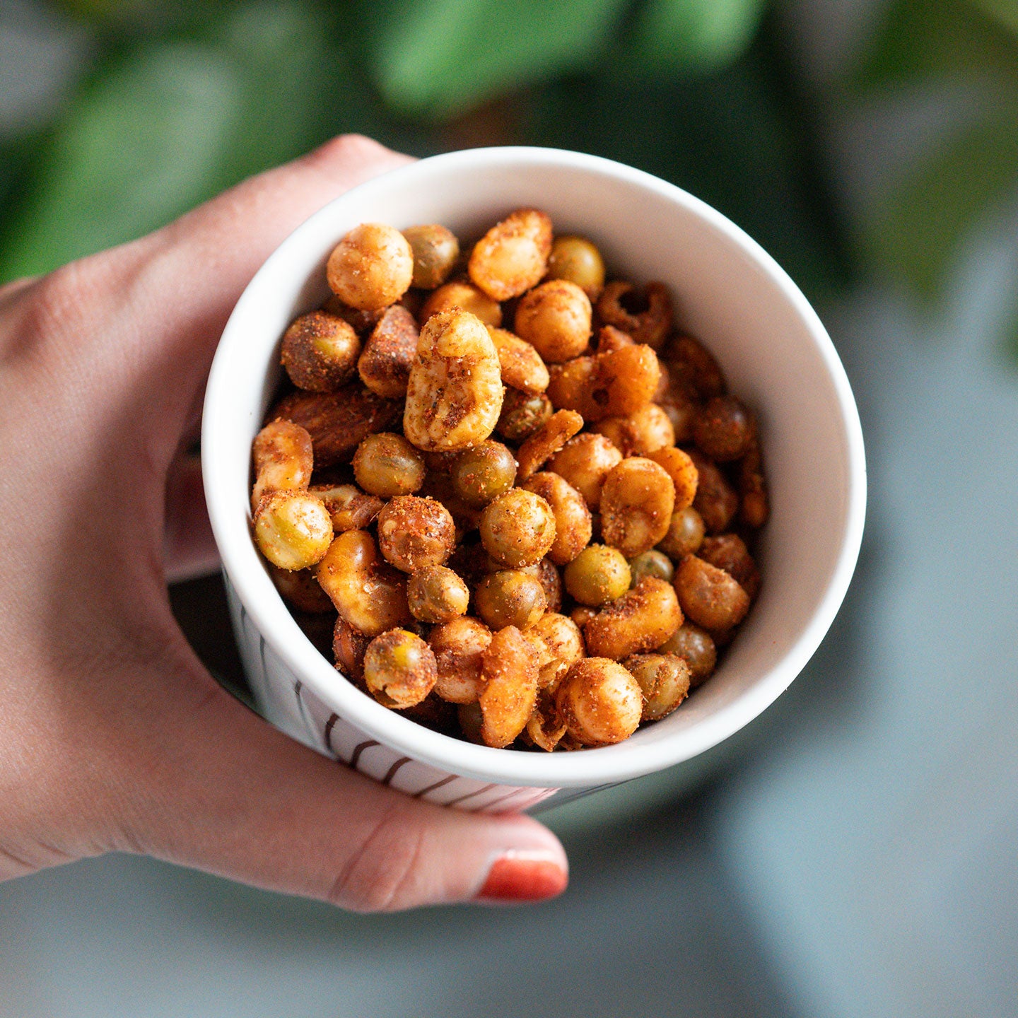 Mix apéro CHICHE avec pois chiches et tomates séchées en gros plan.