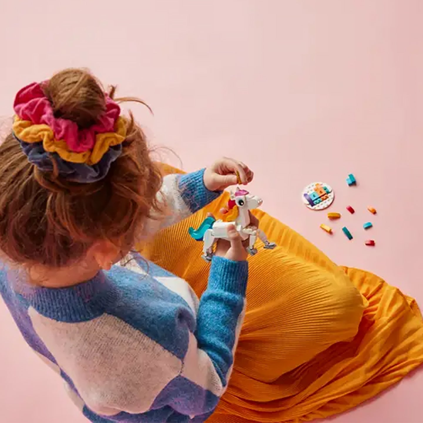 Licorne Lego vue de côté avec détails colorés et brillants.