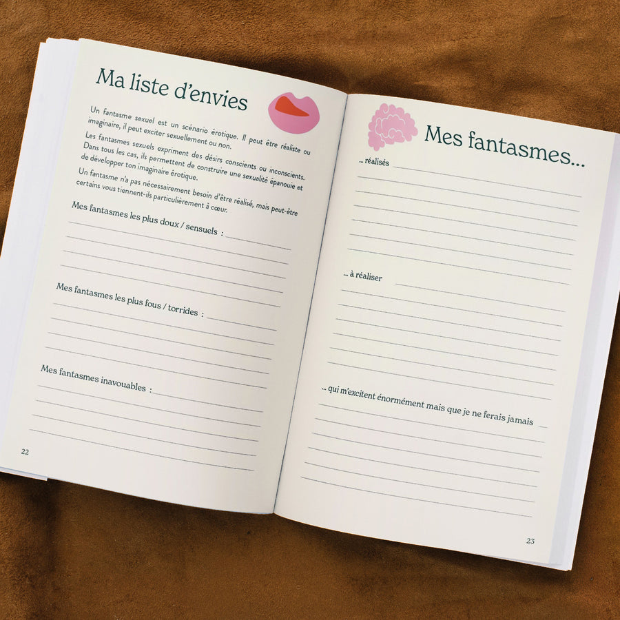 Carnet de voyage intime ouvert, pages blanches et couverture texturée.