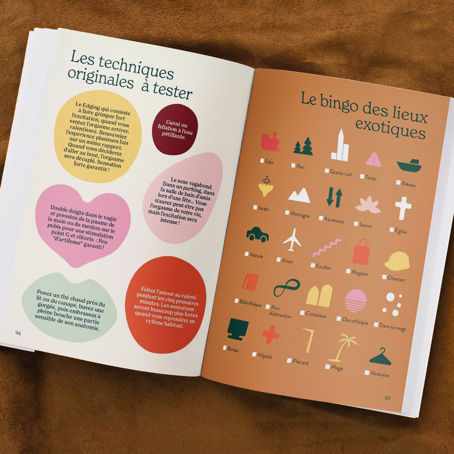 Carnet de voyage intime ouvert, pages blanches et couverture texturée.