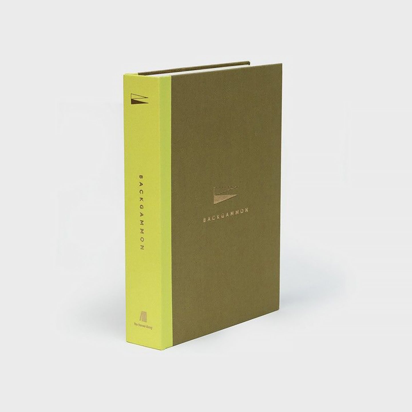 Livre ouvert révélant un backgammon avec pions colorés.