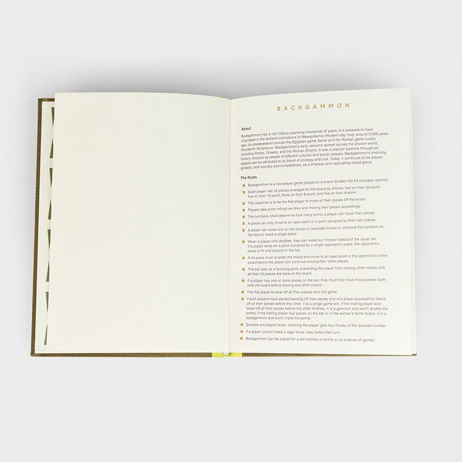 Livre ouvert révélant un backgammon avec pions colorés.