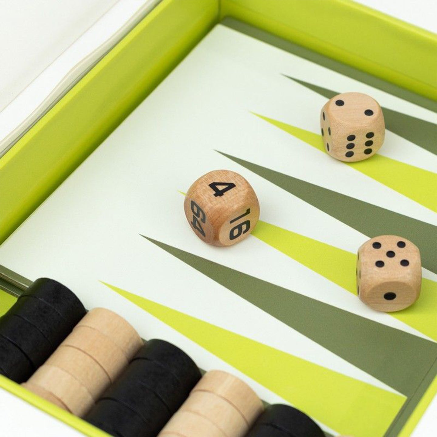 Livre ouvert révélant un backgammon avec design élégant.