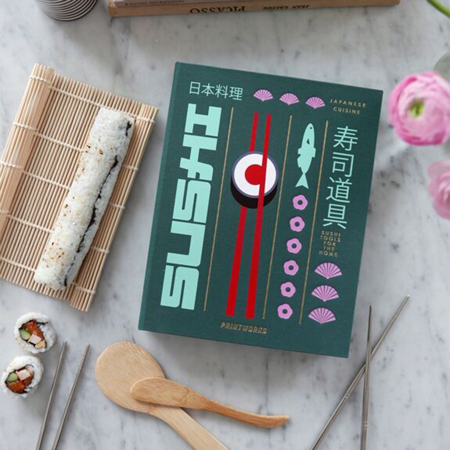 Livre sur les sushis ouvert, révélant des accessoires cachés.