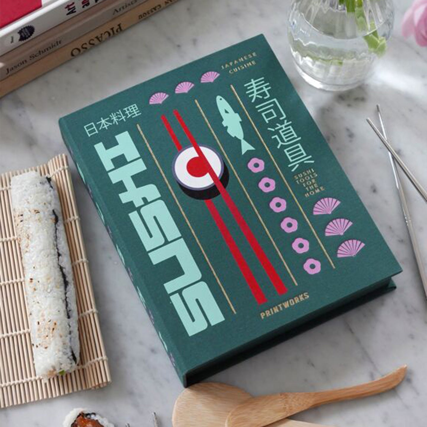 Livre sur les sushis ouvert, révélant des accessoires cachés.
