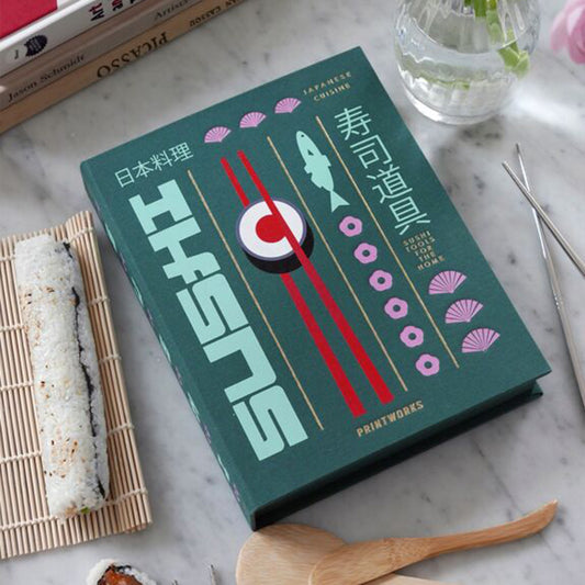 Livre sur les sushis ouvert, révélant des accessoires cachés.