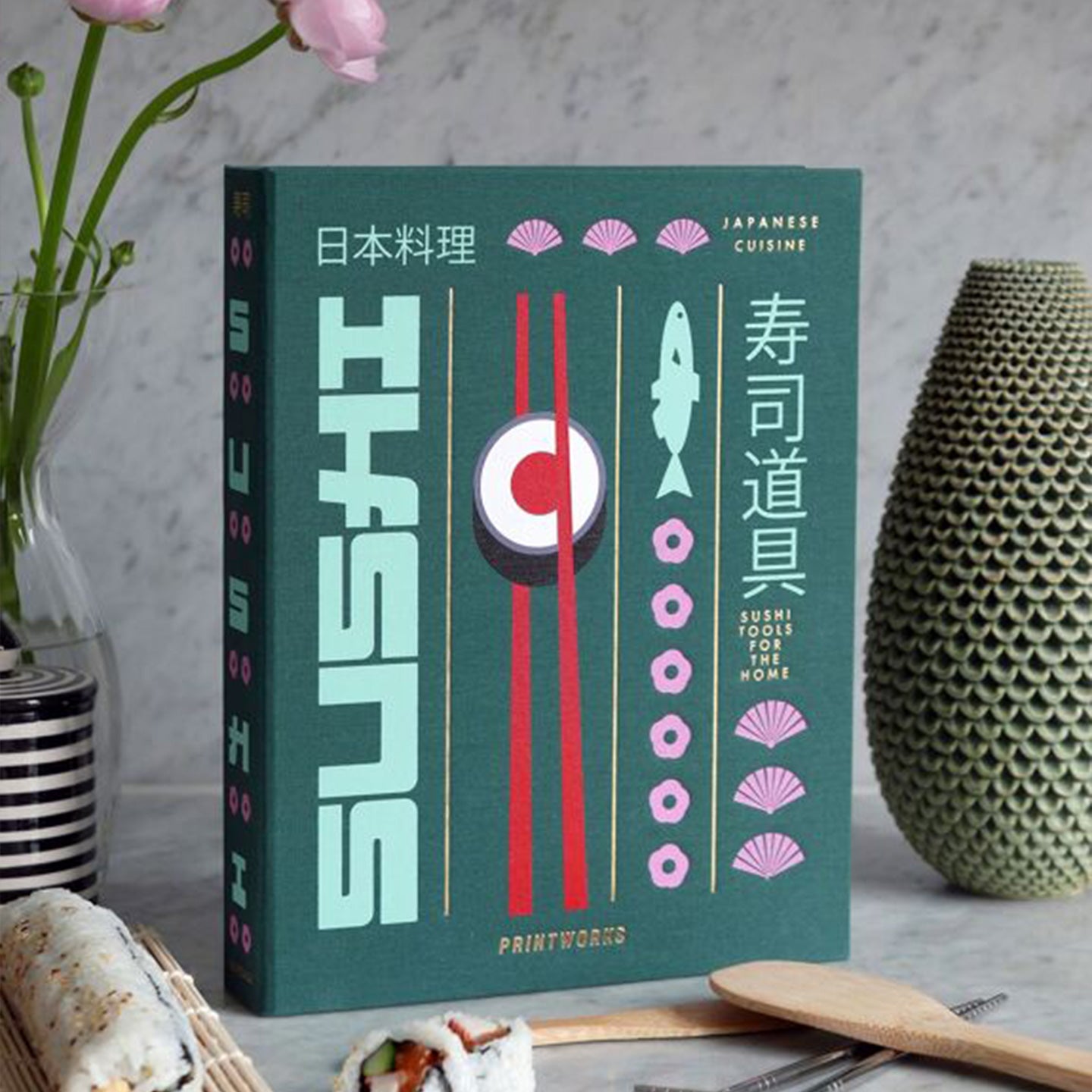 Livre sur les sushis ouvert, révélant des accessoires cachés.