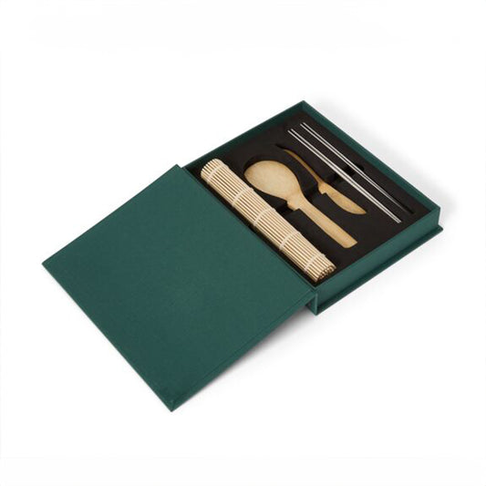 Livre sur les sushis ouvert, révélant des accessoires cachés.