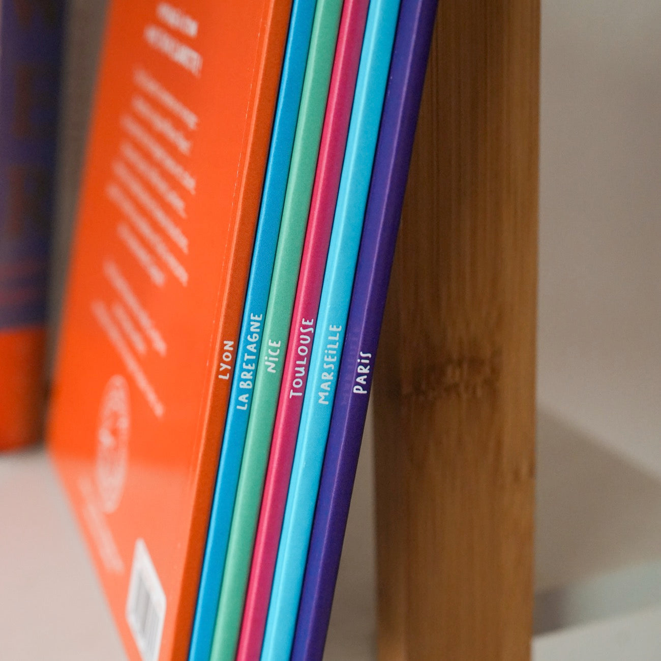 Livre imagier sur les villes avec illustrations colorées