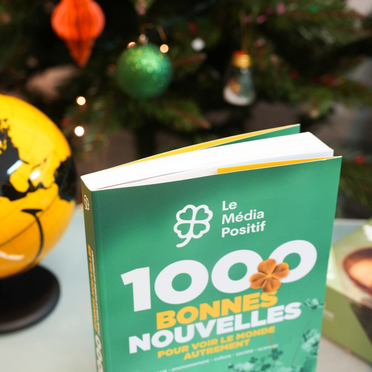 Couverture du livre '1000 Bonnes Nouvelles' en gros plan.