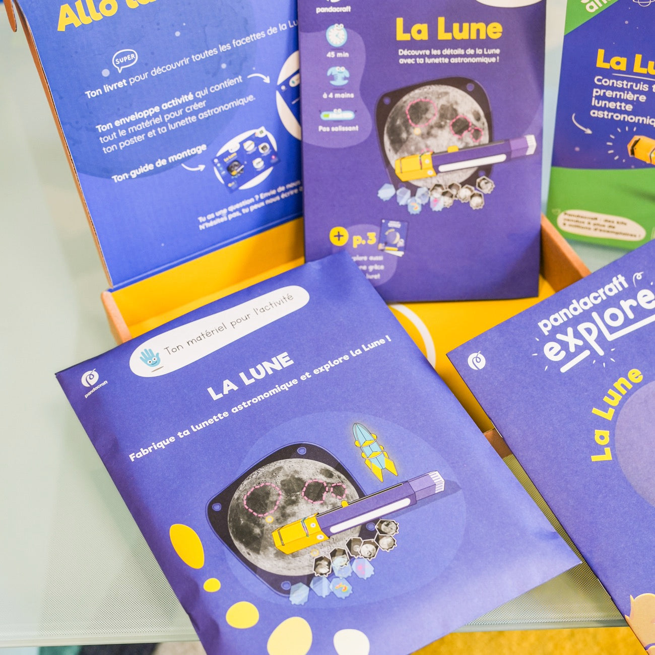 Kit éducatif sur la Lune avec lunette et livret d'activités.
